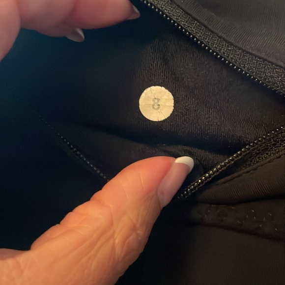 Lululemon Size 8 Black Crop Leggings - Picture 6 of 6